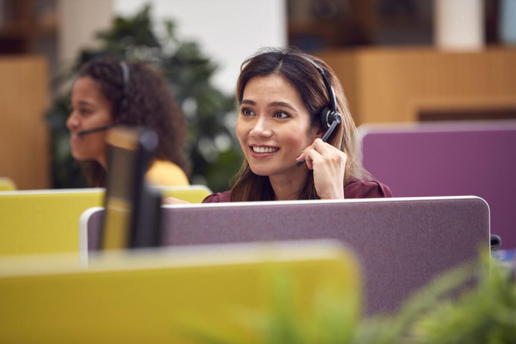 A women with headphones works in call center